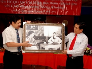 Học viên chính trị cao cấp giao lưu với Việt kiều Lào